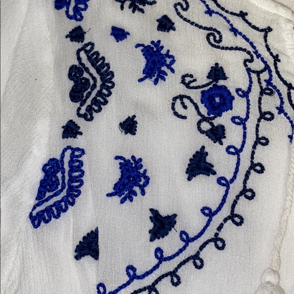 Beautiful blouse! - Picture 2 of 3